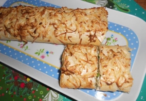 РУЛЕТ С РИСОМ, ЯЙЦОМ И ЗЕЛЕНЫМ ЛУКОМ ПОД СЫРНОЙ КОРОЧКОЙ